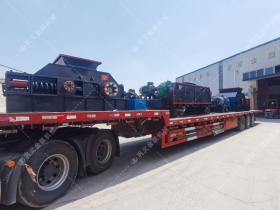 1200*1200雙齒輥破碎機(jī)，兩臺(tái)900*900軌道移動(dòng)雙齒輥破碎機(jī)發(fā)往云南