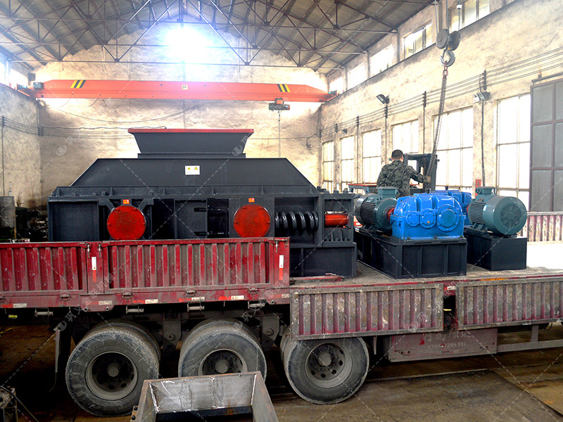 2PG1500X800大型對(duì)輥破碎機(jī)發(fā)往廣東清遠(yuǎn)破碎石英砂