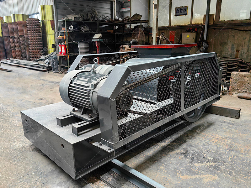 2PG450X500對輥破碎機發(fā)往福建泉州破碎石英砂