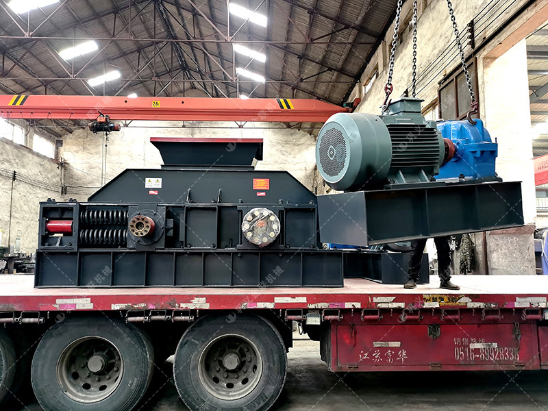 大型半自動(dòng)液壓對(duì)輥破碎機(jī)發(fā)往四川